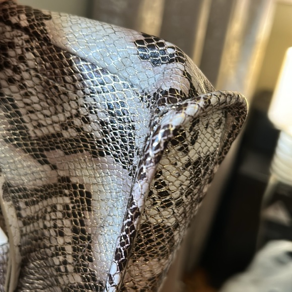 HOBO Metallic Snake Print crossbody/shoulder/wristlet NWT plus Dust bag!! - Picture 5 of 16